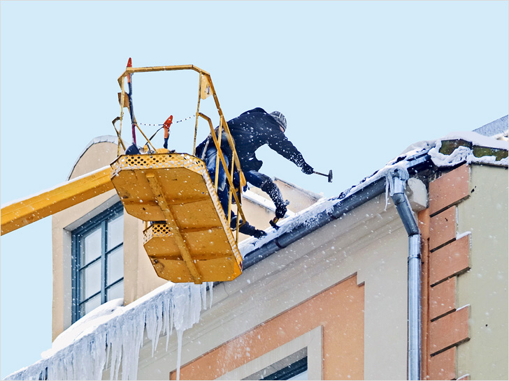 Очистка крыш от снега и наледи при помощи автовышек в Москве и МО
